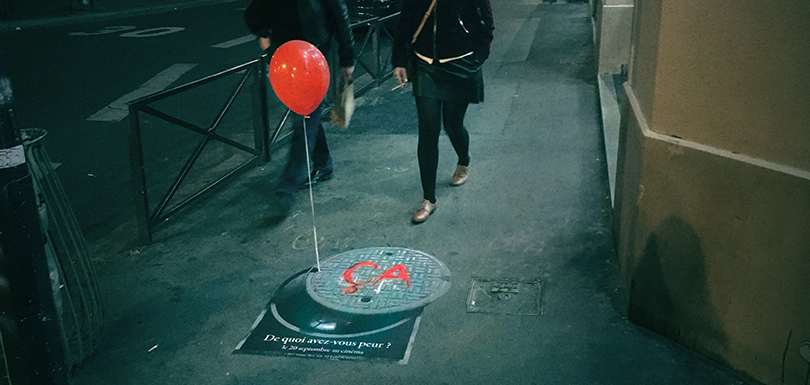 Les ballons rouges de « Ça » dans tout Paris